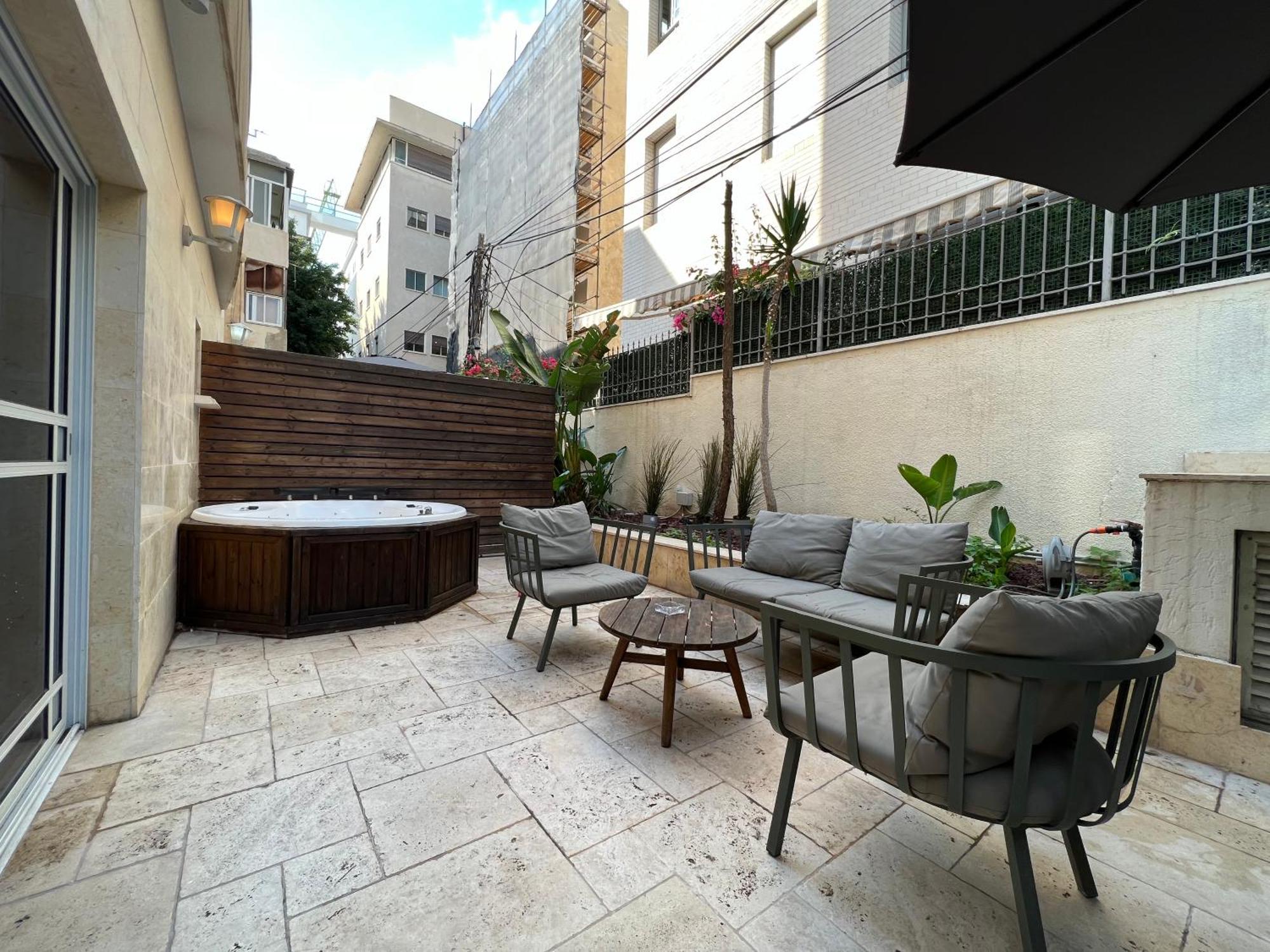 Beer Garden Hotel Tel Aviv Bagian luar foto